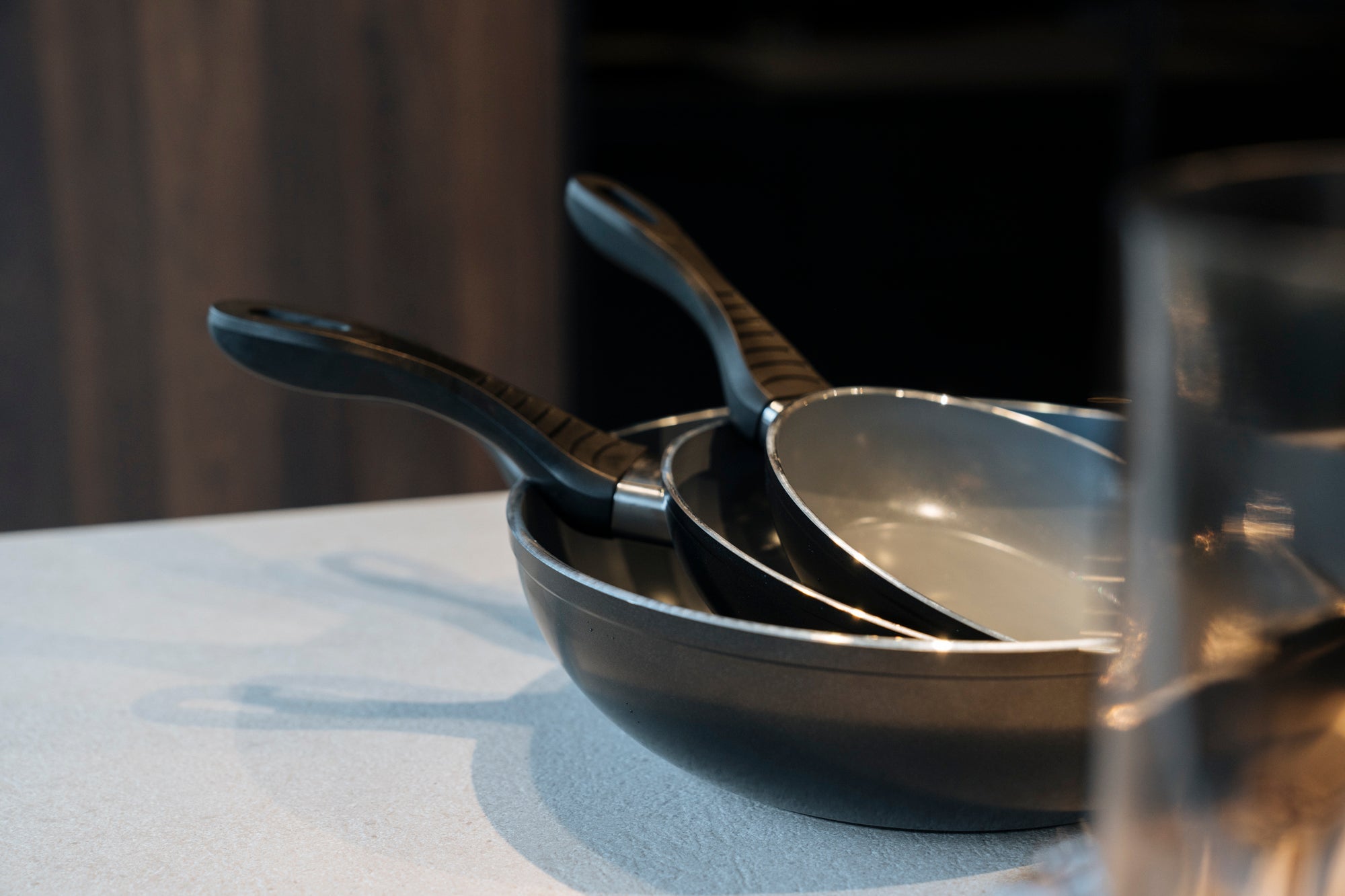 Waarom blijft eten plakken aan mijn keramische pan?